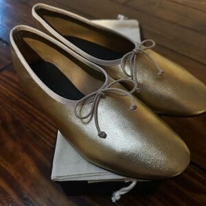 About Arianne Mila Ballet Flats Size 41